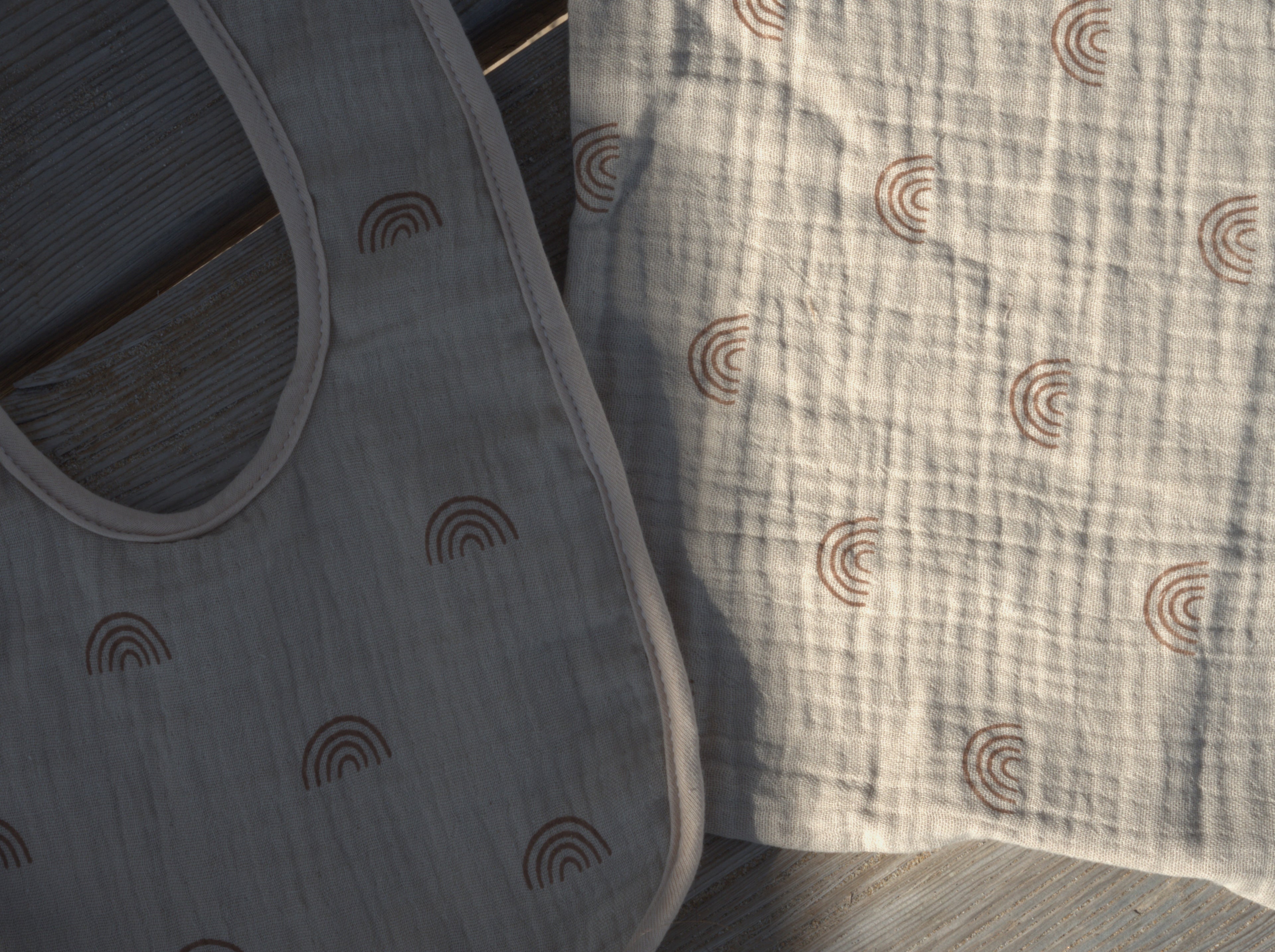 Baberito y muselina arcoiris