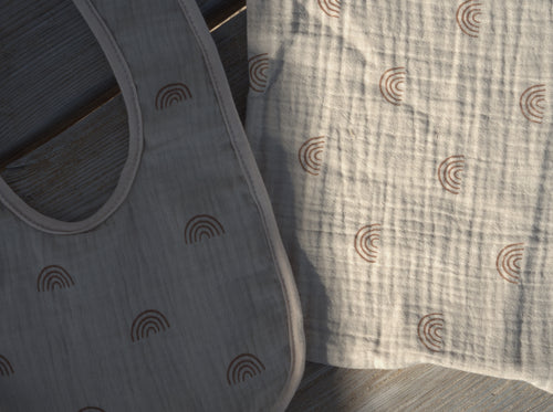 Baberito y muselina arcoiris