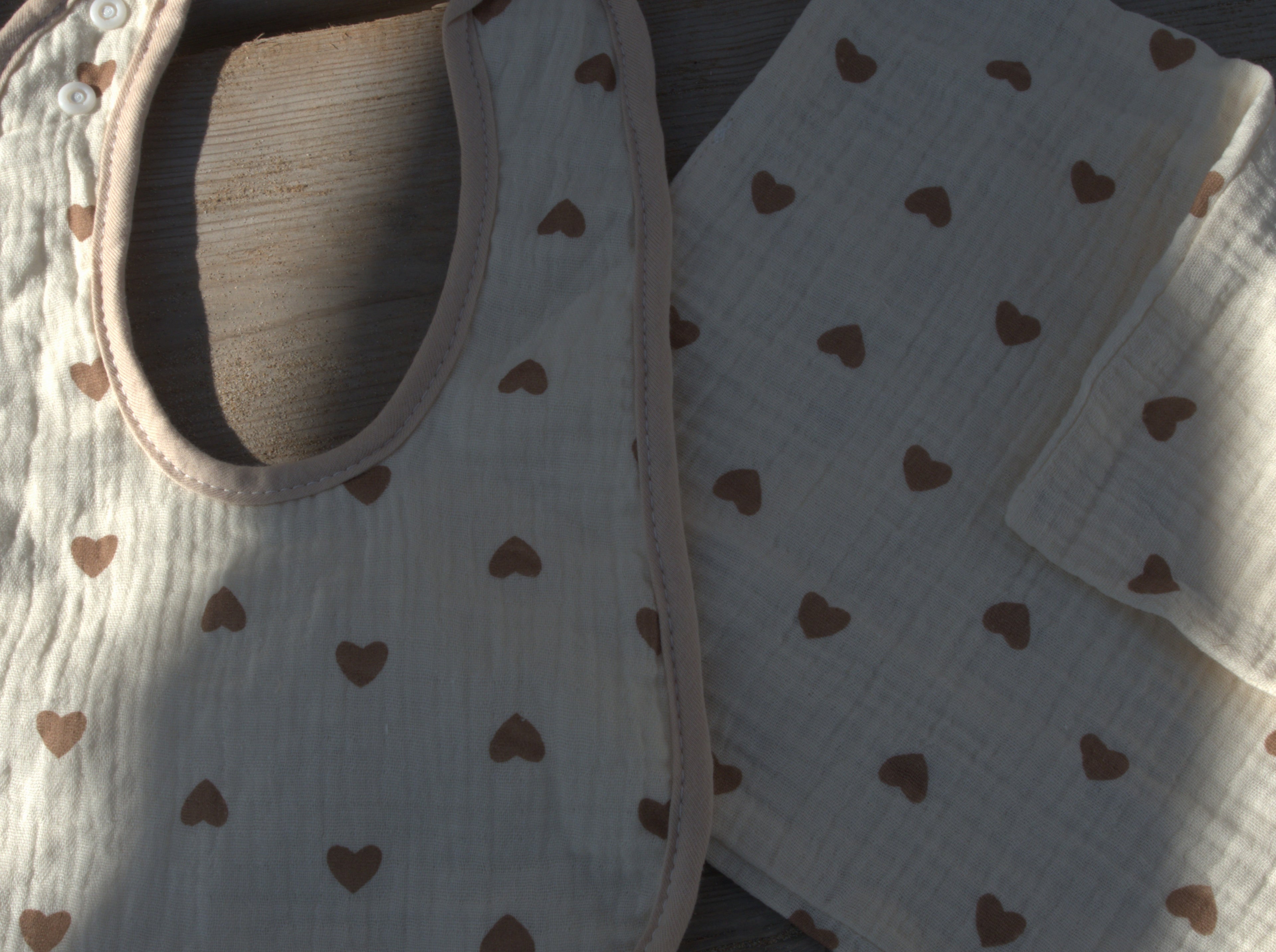 Baberito y muselina corazoncitos