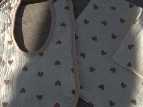 Baberito y muselina corazoncitos